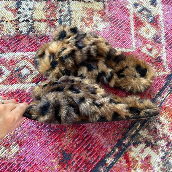Abercrombie & Fitch Leopard Furry Slippers Size 6/7 - Picture 2 of 6